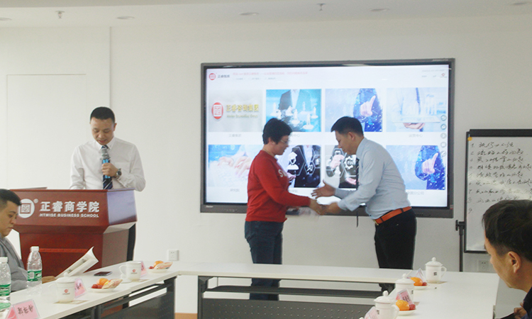 石獅市服裝產(chǎn)業(yè)聯(lián)盟、石獅市染整同業(yè)公會(huì)來我司參訪交流并赴標(biāo)桿項(xiàng)目德永佳參觀學(xué)習(xí)