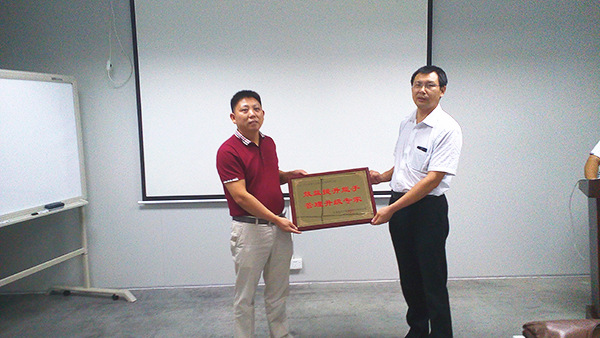 天行健贈(zèng)送正睿咨詢效益提升能手，管理升級(jí)專家牌匾