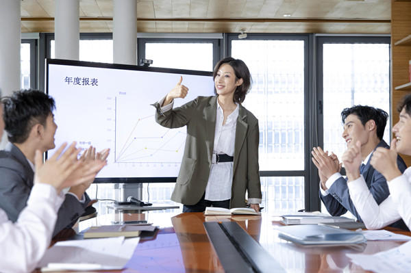 績(jī)效反饋：及時(shí)給予員工反饋，幫助員工提升