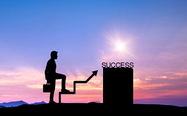 全面評估戰(zhàn)略風險，及時調(diào)整戰(zhàn)略方向