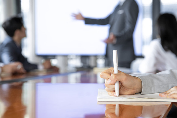 績(jī)效輔導(dǎo)：為員工提供指導(dǎo)和支持，促進(jìn)員工發(fā)展