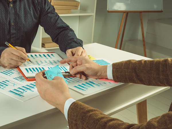 如何評估年度經營計劃的實施效果？