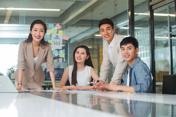 績效考核與反饋：及時(shí)反饋，指導(dǎo)改進(jìn)