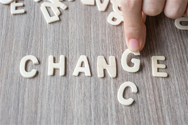 創(chuàng)新企業(yè)管理模式，引領(lǐng)行業(yè)變革，塑造品牌力量