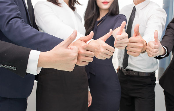 在企業(yè)管理中，專權(quán)式和民主式管理各有哪些優(yōu)缺點(diǎn)？