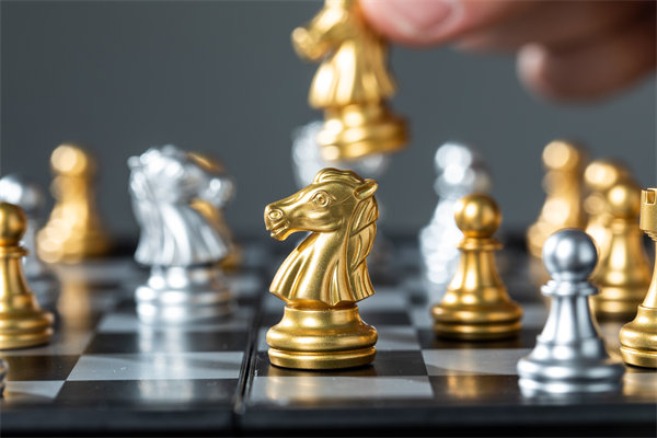 結(jié)合實際，談?wù)勂髽I(yè)在戰(zhàn)略薪酬設(shè)計時要注意哪些問題？