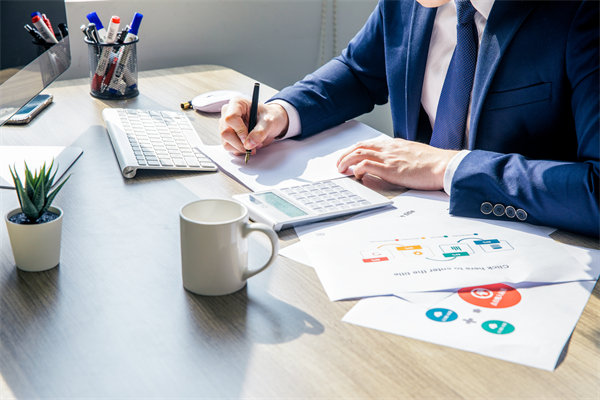 在績效溝通時，如何給員工提出改進意見促進績效增長？