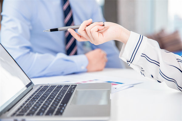 在績效溝通時，如何給員工提出改進意見促進績效增長？