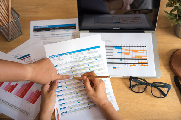 績效管理中，如何有效溝通反饋以促進員工成長？