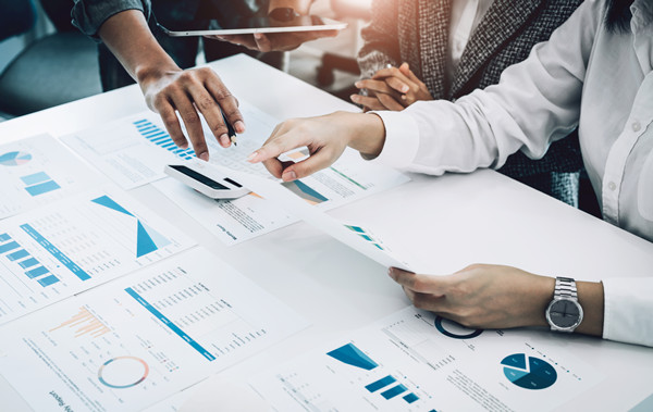 預(yù)算管理過程中如何有效識(shí)別并控制成本超支風(fēng)險(xiǎn)？