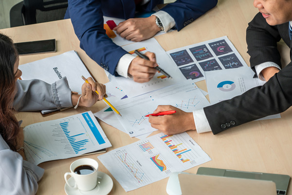 如何構(gòu)建有效的集團(tuán)風(fēng)險(xiǎn)管理框架，應(yīng)對(duì)不確定性？