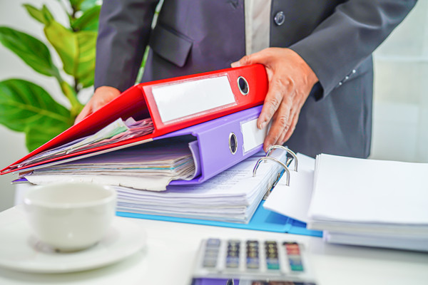 組織規(guī)劃中如何平衡集權(quán)與分權(quán)，促進(jìn)決策效率？