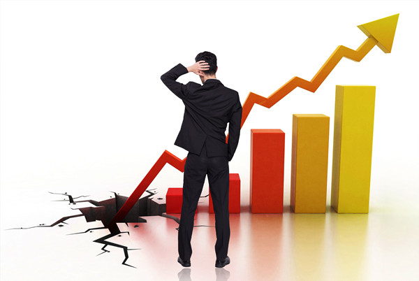 員工績(jī)效不佳時(shí)，應(yīng)采取哪些策略進(jìn)行干預(yù)與提升？