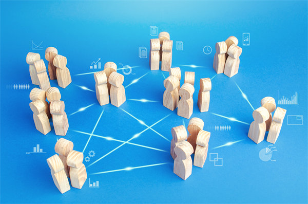 全球化運(yùn)營(yíng)中，集團(tuán)管控面臨哪些新挑戰(zhàn)及應(yīng)對(duì)策略？