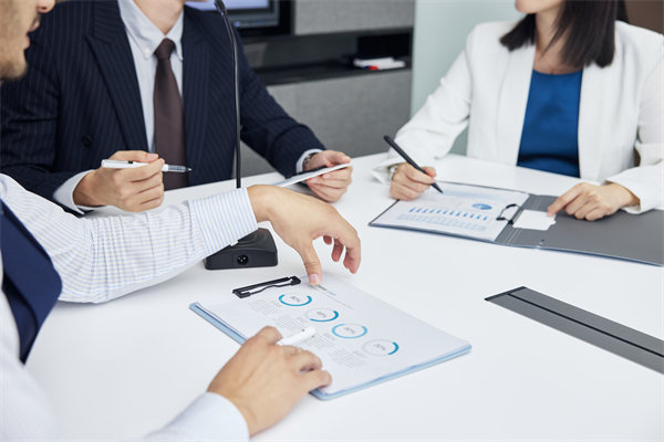 績效管理中，如何有效反饋以促進(jìn)員工持續(xù)改進(jìn)與成長？