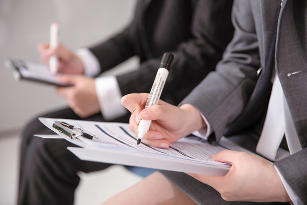 如何設(shè)計(jì)高效的組織溝通機(jī)制，確保信息暢通無(wú)阻？