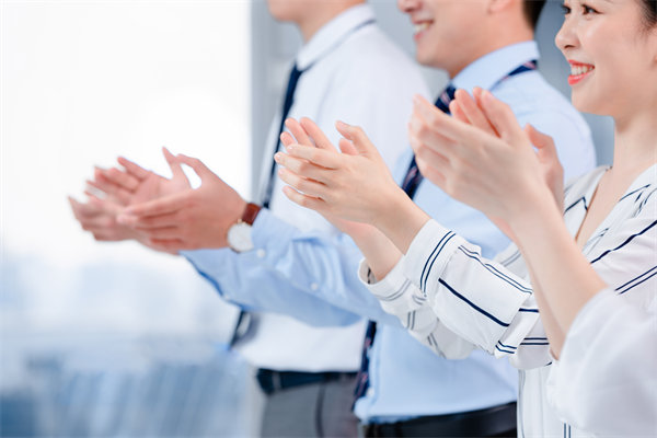 組織變革中，如何管理員工情緒與阻力，確保平穩(wěn)過渡？