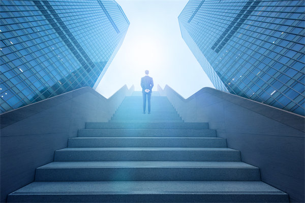 如何平衡新老員工薪酬差異，促進團隊和諧與效率？