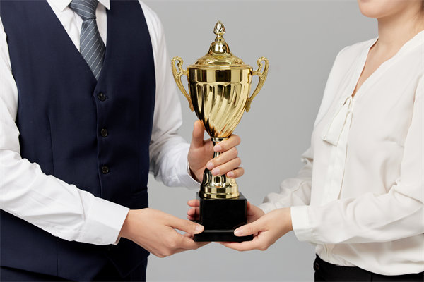 如何有效招聘并留住頂尖人才，提升團隊競爭力？