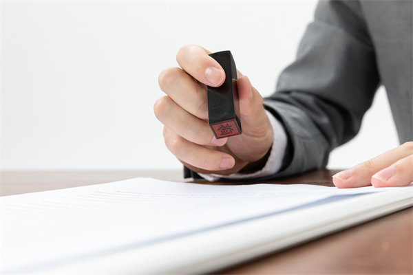 薪酬管理中如何確保合法合規(guī)，避免法律風(fēng)險(xiǎn)？