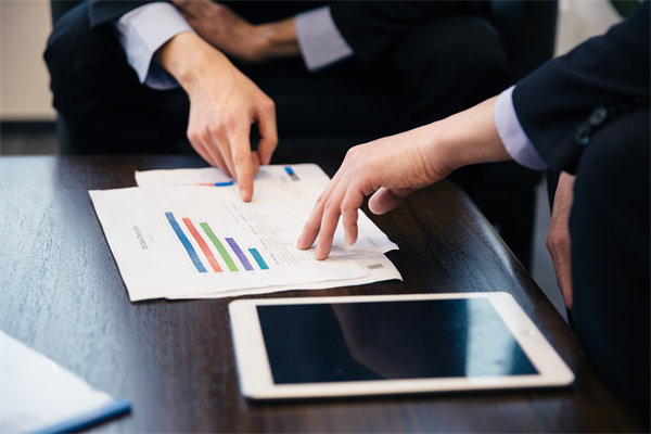 如何將企業(yè)長期戰(zhàn)略目標融入員工短期績效考核體系？