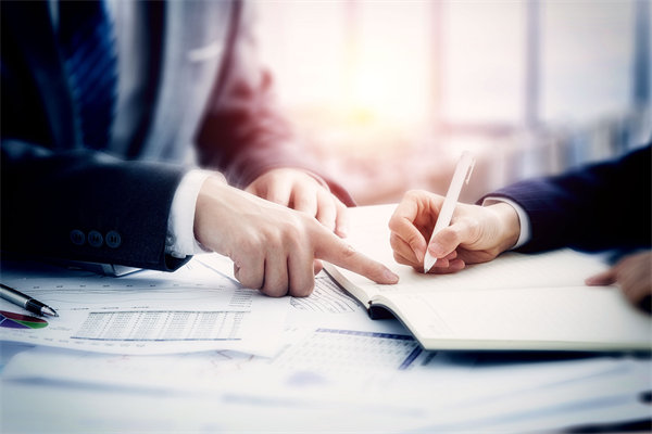 面對業(yè)績波動(dòng)，企業(yè)如何靈活調(diào)整績效評價(jià)標(biāo)準(zhǔn)？