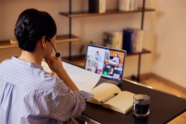 遠程工作模式下，如何確保員工效率與團隊凝聚力？