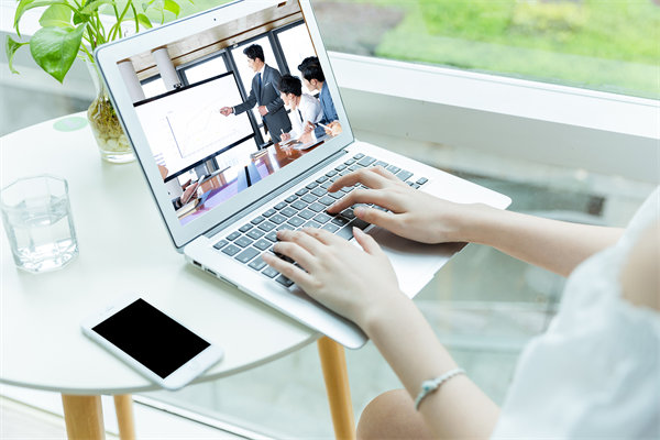 遠(yuǎn)程工作模式下，如何確保員工效率與團(tuán)隊凝聚力？