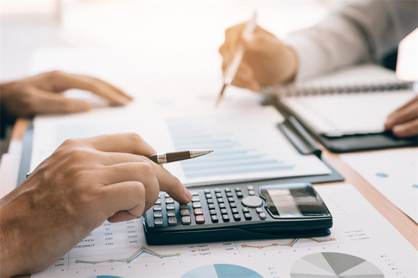 預(yù)算執(zhí)行中，如何實(shí)時(shí)跟蹤進(jìn)度并識別潛在偏差？