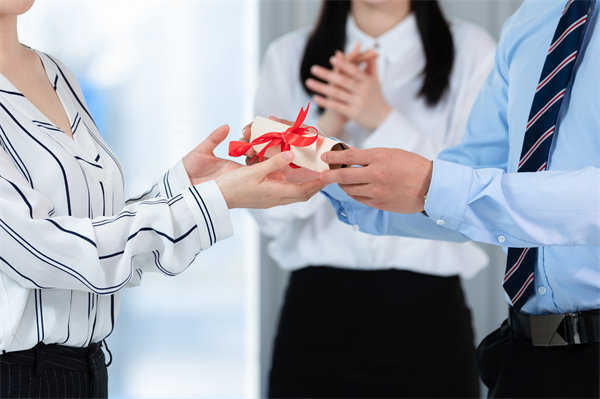 員工福利創(chuàng)新：哪些非貨幣激勵能顯著提升員工忠誠度？