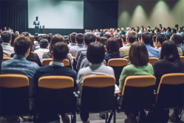 在變革中，如何有效管理組織內(nèi)部的沖突與不確定性？