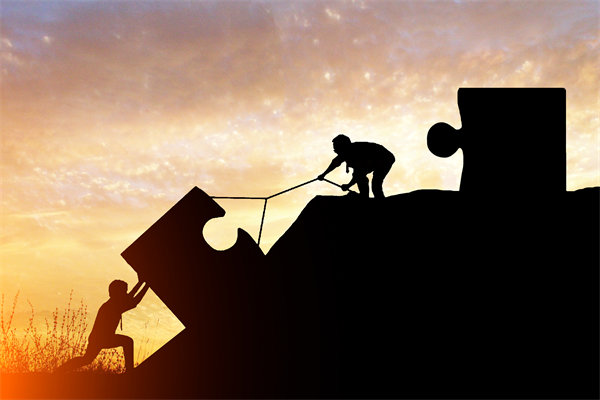 年度經(jīng)營計(jì)劃實(shí)施中，如何確保各部門協(xié)同一致？