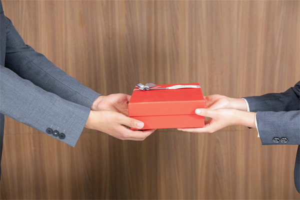 市場競爭激烈，如何制定薪酬策略以吸引并留住人才？