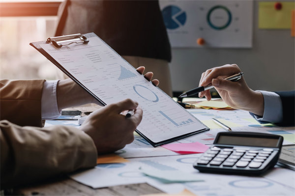 制定年度預(yù)算時(shí)，如何兼顧創(chuàng)新投入與成本控制？