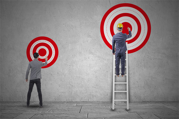 在薪酬體系構建時，如何確保公平性，同時滿足員工期望？