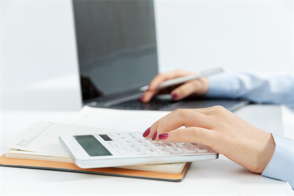 市場環(huán)境突變時(shí)，企業(yè)如何靈活調(diào)整預(yù)算策略以應(yīng)對？