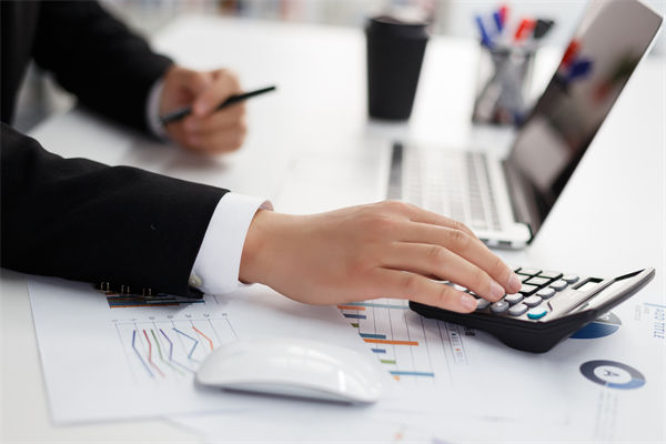 在跨部門(mén)預(yù)算協(xié)調(diào)中，如何克服溝通障礙，達(dá)成共識(shí)？