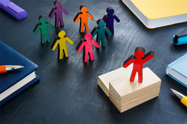 全球化背景下，企業(yè)如何構建跨文化競爭優(yōu)勢戰(zhàn)略？