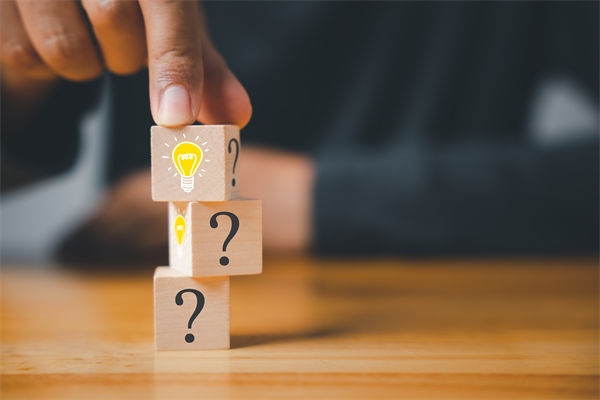 在制定企業(yè)戰(zhàn)略規(guī)劃時，如何平衡短期與長期目標(biāo)？