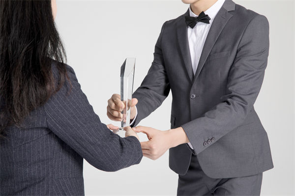 績效管理中，如何激勵優(yōu)秀員工，又幫助其提升？