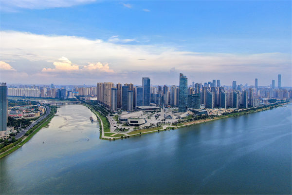 長(zhǎng)沙戰(zhàn)略咨詢(xún)公司如何為企業(yè)定制差異化競(jìng)爭(zhēng)戰(zhàn)略？