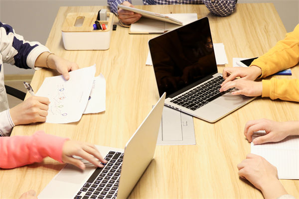 數(shù)字化轉(zhuǎn)型背景下，企業(yè)戰(zhàn)略應(yīng)如何創(chuàng)新與升級？