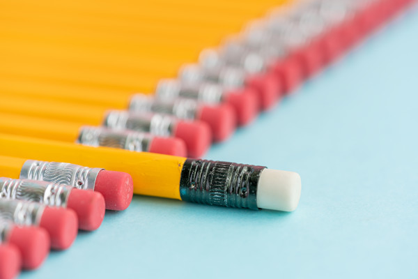 在多元化市場(chǎng)環(huán)境下，品牌如何保持一致性并突出特色？