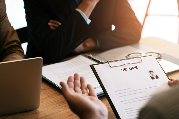 人才流失嚴重，人力資源管理如何構(gòu)建穩(wěn)固人才防線？