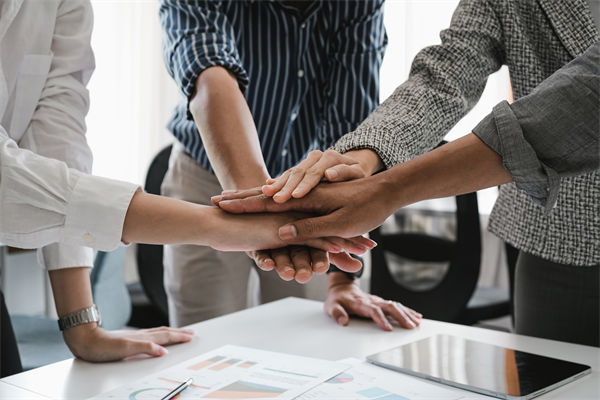 跨境營(yíng)銷(xiāo)中，如何克服文化差異，實(shí)現(xiàn)全球化傳播？