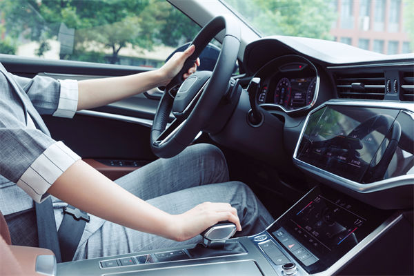 女子工資4600每天花近百元通勤上班，人力資源怎么看？