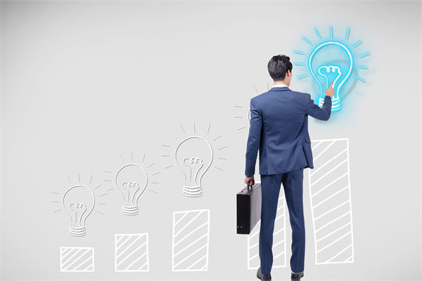 如何通過(guò)預(yù)算分析，識(shí)別企業(yè)運(yùn)營(yíng)中的潛在風(fēng)險(xiǎn)與機(jī)遇？