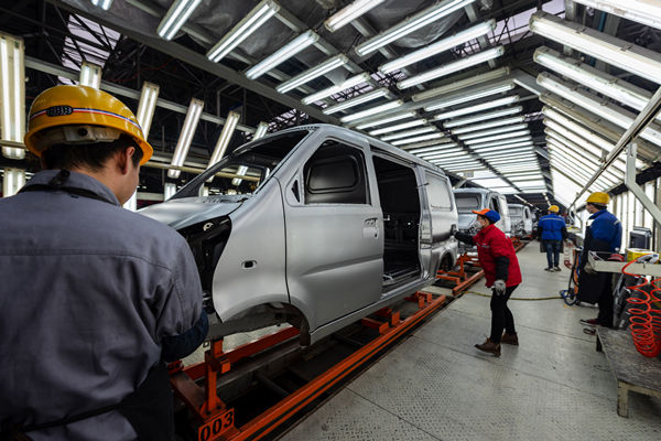 在精益生產(chǎn)過程中，如何有效識別并解決生產(chǎn)瓶頸問題？