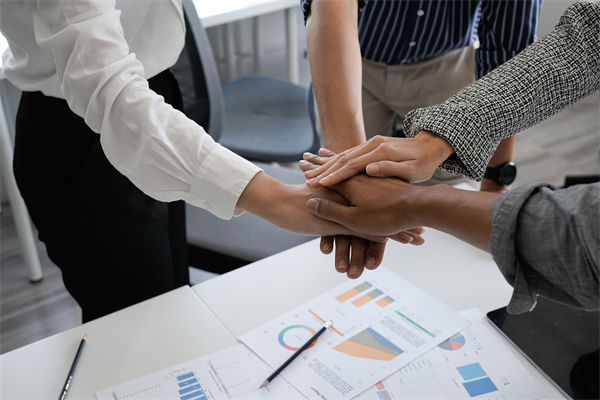 跨文化管理對(duì)企業(yè)全球化戰(zhàn)略實(shí)施的影響及應(yīng)對(duì)策略？