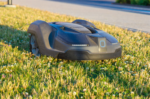 國產(chǎn)割草機(jī)器人走俏海外，企業(yè)數(shù)字化有何啟示？